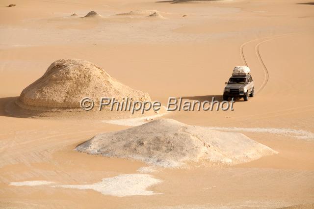 egypte desert libyque 35.JPG - 4x4 dans le désert blancEgypte
